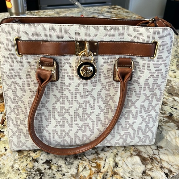 NX Purse - Picture 1 of 3
